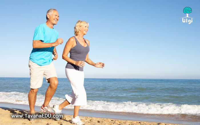 با وجود افزایش سن و سالخوردگی ولی این زن و شوهر با خوشحالی در حال دویدن بر روی ساحل هستند.