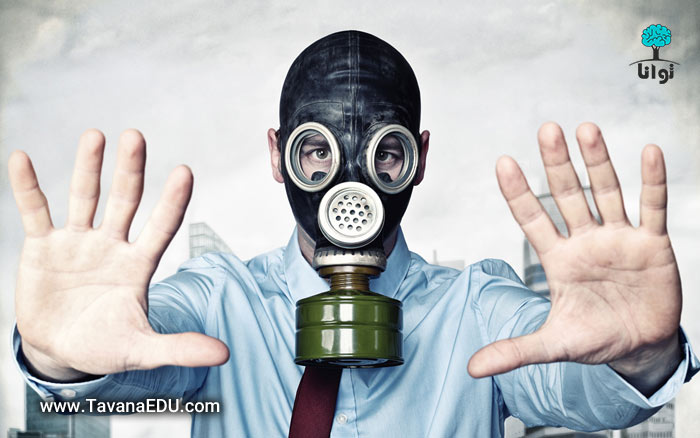 آدم های منفی - مردی با ماسک شیمیایی