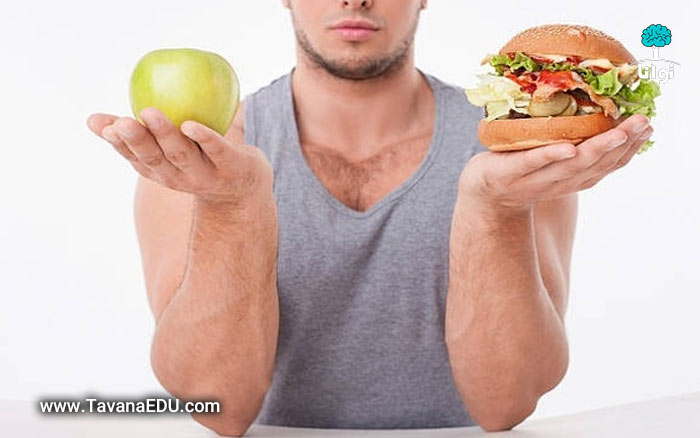 عادت های بد - مردی که سیب و ساندویچ در دست دارد