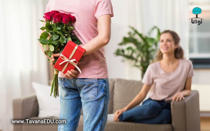 بهبود رابطه ی زن و شوهر و شوهری که برای همسرش گل و کادو خریده