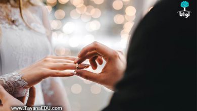 ازدواج و دامادی در حال گذاشتن حلقه در دست عروس