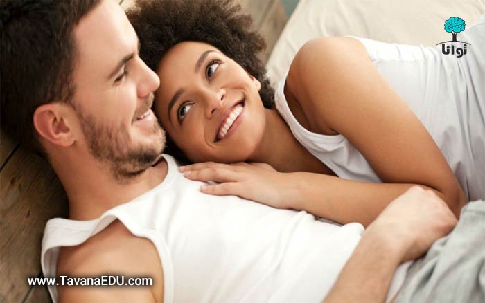 بالا بردن لذت جنسی و زنی در بغل همسرش در تخت خواب